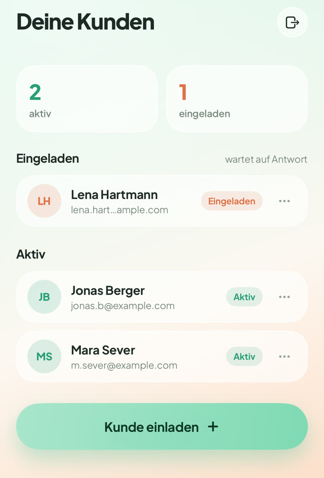 Die Kundenliste in XFitConnect: zwei aktive Kunden, ein eingeladener, darunter ein Knopf „Kunde einladen“.